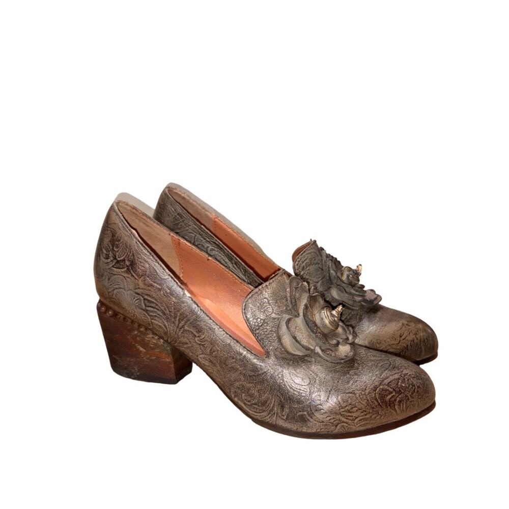 L' Artiste by Spring Step NOORA Floral Embossed Leather Pumps   Size: 39 US 8.5